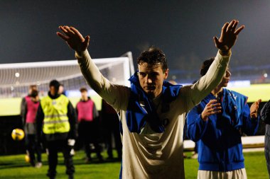 Jakub Kiwior, Liga Portekiz maçı sırasında FC Alverca ve FC Porto (Maciej Rogowski / Ball Raw Images) takımları arasında kutlama yaparken görülüyor.)