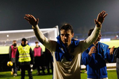 Jakub Kiwior, Liga Portekiz maçı sırasında FC Alverca ve FC Porto (Maciej Rogowski / Ball Raw Images) takımları arasında kutlama yaparken görülüyor.)
