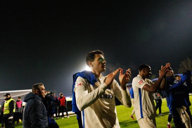 Jakub Kiwior, Liga Portekiz maçı sırasında FC Alverca ve FC Porto (Maciej Rogowski / Ball Raw Images) takımları arasında kutlama yaparken görülüyor.)