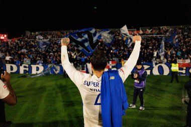 Jakub Kiwior, Liga Portekiz maçı sırasında FC Alverca ve FC Porto (Maciej Rogowski / Ball Raw Images) takımları arasında kutlama yaparken görülüyor.)