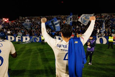 Jakub Kiwior, Liga Portekiz maçı sırasında FC Alverca ve FC Porto (Maciej Rogowski / Ball Raw Images) takımları arasında kutlama yaparken görülüyor.)