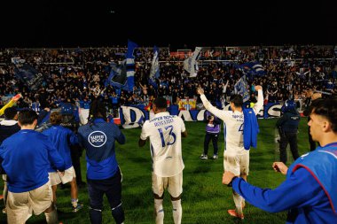 Pablo Rosario ve Jakub Kiwior, Liga Portekiz maçında FC Alverca ve FC Porto (Maciej Rogowski / Ball Raw Images) takımları arasında kutlama yaparken görülüyor.)