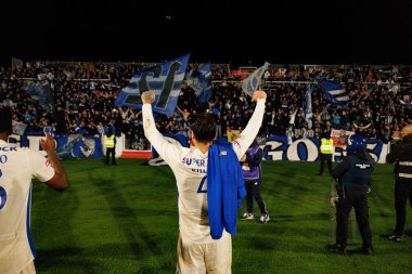 Jakub Kiwior, Liga Portekiz maçı sırasında FC Alverca ve FC Porto (Maciej Rogowski / Ball Raw Images) takımları arasında kutlama yaparken görülüyor.)