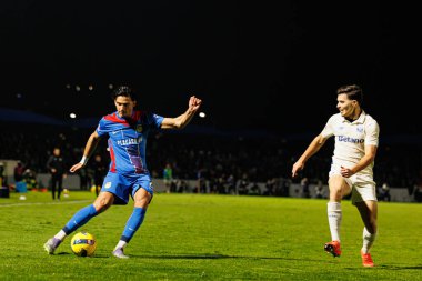 Nabil Touaizi ve Francisco Moura Liga Portekiz maçı sırasında FC Alverca ve FC Porto (Maciej Rogowski / Ball Raw Images) takımları arasında görüldü.)