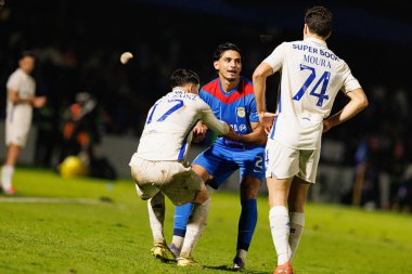 Borja Sainz ve Nabil Touaizi, Liga Portekiz maçı sırasında FC Alverca ve FC Porto (Maciej Rogowski / Ball Raw Images) takımları arasında görüldü.)