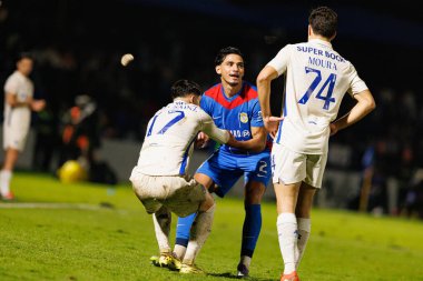 Borja Sainz ve Nabil Touaizi, Liga Portekiz maçı sırasında FC Alverca ve FC Porto (Maciej Rogowski / Ball Raw Images) takımları arasında görüldü.)