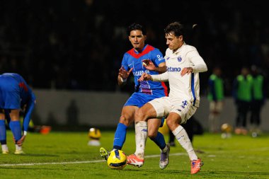 Nabil Touaizi ve Jakub Kiwior Liga Portekiz maçı sırasında FC Alverca ve FC Porto (Maciej Rogowski / Ball Raw Images) takımları arasında görüldü.)