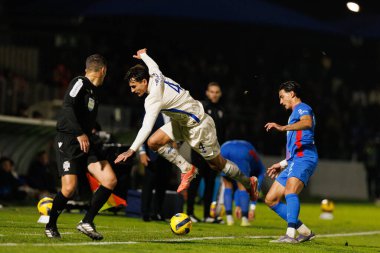 Nabil Touaizi ve Jakub Kiwior Liga Portekiz maçı sırasında FC Alverca ve FC Porto (Maciej Rogowski / Ball Raw Images) takımları arasında görüldü.)