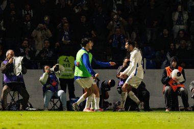 Alan Varela, Liga Portekiz maçında FC Alverca ve FC Porto (Maciej Rogowski / Ball Raw Images) takımları arasında gol attıktan sonra kutlama yaparken görüldü.)