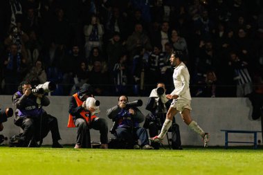 Alan Varela, Liga Portekiz maçında FC Alverca ve FC Porto (Maciej Rogowski / Ball Raw Images) takımları arasında gol attıktan sonra kutlama yaparken görüldü.)