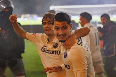 Borja Sainz ve Rodrigo Mora, FC Alverca ve FC Porto (Maciej Rogowski / Ball Raw Images) takımları arasındaki Liga Portekiz maçında gol attıktan sonra kutlama yaparken görüldü.)