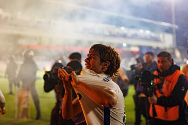 Rodrigo Mora, FC Alverca ve FC Porto (Maciej Rogowski / Ball Raw Images) takımları arasında oynanan Liga Portekiz maçında gol attıktan sonra kutlama yaparken görülüyor.)