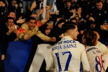 Borja Sainz, Rodrigo Mora ve Pepe, FC Alverca ve FC Porto (Maciej Rogowski / Ball Raw Images) takımları arasındaki Liga Portekiz maçında gol attıktan sonra kutlama yaparken görüldü.)