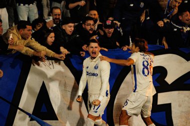 Borja Sainz ve Rodrigo Mora, FC Alverca ve FC Porto (Maciej Rogowski / Ball Raw Images) takımları arasındaki Liga Portekiz maçında gol attıktan sonra kutlama yaparken görüldü.)