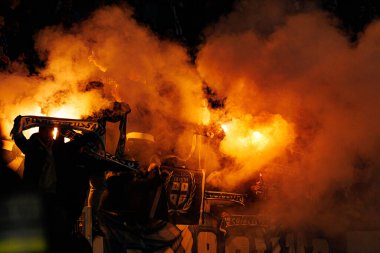 FC Alverca ve FC Porto (Maciej Rogowski / Ball Raw Images) takımları arasında oynanan Liga Portekiz maçında Porto taraftarları görülüyor)