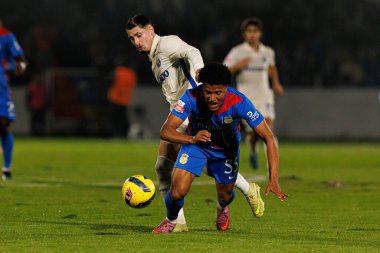 Francisco Chissumba ve Borja Sainz, Liga Portekiz maçı sırasında FC Alverca ve FC Porto (Maciej Rogowski / Ball Raw Images) takımları arasında görüldü.)