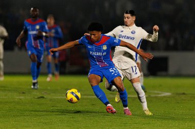 Francisco Chissumba ve Borja Sainz, Liga Portekiz maçı sırasında FC Alverca ve FC Porto (Maciej Rogowski / Ball Raw Images) takımları arasında görüldü.)