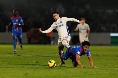 Francisco Chissumba ve Borja Sainz, Liga Portekiz maçı sırasında FC Alverca ve FC Porto (Maciej Rogowski / Ball Raw Images) takımları arasında görüldü.)