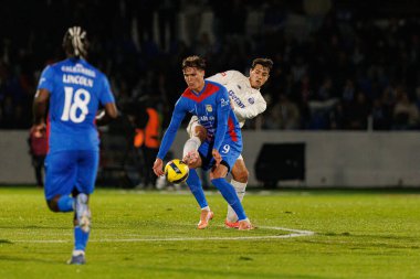 Marko Milovanoviç Marezi ve Jakub Kiwior, Liga Portekiz maçında FC Alverca ve FC Porto (Maciej Rogowski / Ball Raw Images) takımları arasında görüldü.)