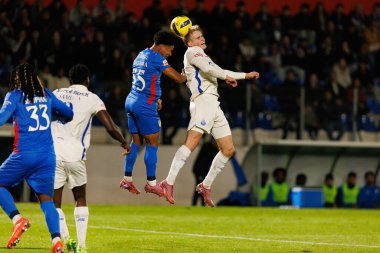 Francisco Chissumba ve Victor Froholdt, Liga Portekiz maçı sırasında FC Alverca ve FC Porto takımları arasında görüldü (Maciej Rogowski / Ball Raw Images)