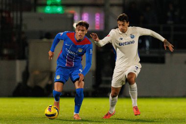 Marko Milovanoviç Marezi ve Jakub Kiwior, Liga Portekiz maçında FC Alverca ve FC Porto (Maciej Rogowski / Ball Raw Images) takımları arasında görüldü.)