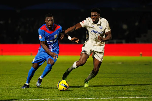 Sabit Abdulai ve Samu Aghehowa, Liga Portekiz maçı sırasında FC Alverca ve FC Porto (Maciej Rogowski / Ball Raw Images) takımları arasında görüldü.)