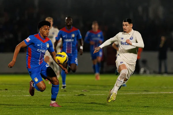 Francisco Chissumba ve Borja Sainz, Liga Portekiz maçı sırasında FC Alverca ve FC Porto (Maciej Rogowski / Ball Raw Images) takımları arasında görüldü.)