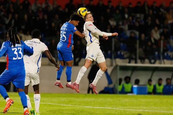 Francisco Chissumba ve Victor Froholdt, Liga Portekiz maçı sırasında FC Alverca ve FC Porto takımları arasında görüldü (Maciej Rogowski / Ball Raw Images)