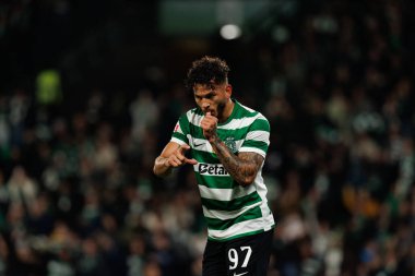 Sporcu Oyuncuları, Liga Portekiz maçında Luis Suarez 'in Estadio Jose Alvalade' deki (Maciej Rogowski / Ball Raw Images) Sporting CP ve Rio Ave FC takımları arasındaki gol üstüne gol atmasını kutlarken görüldü.)