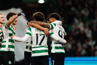 Sporcu Oyuncuları, Liga Portekiz maçında Luis Suarez 'in Estadio Jose Alvalade' deki (Maciej Rogowski / Ball Raw Images) Sporting CP ve Rio Ave FC takımları arasındaki gol üstüne gol atmasını kutlarken görüldü.)