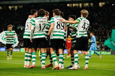 Sporcu Oyuncuları, Liga Portekiz maçında Luis Suarez 'in Estadio Jose Alvalade' deki (Maciej Rogowski / Ball Raw Images) Sporting CP ve Rio Ave FC takımları arasındaki gol üstüne gol atmasını kutlarken görüldü.)