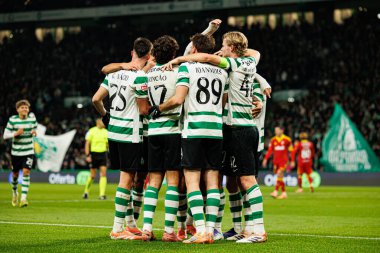 Sporcu Oyuncuları, Liga Portekiz maçında Luis Suarez 'in Estadio Jose Alvalade' deki (Maciej Rogowski / Ball Raw Images) Sporting CP ve Rio Ave FC takımları arasındaki gol üstüne gol atmasını kutlarken görüldü.)