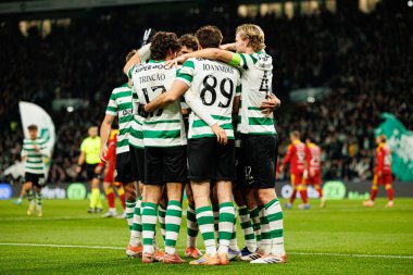 Sporcu Oyuncuları, Liga Portekiz maçında Luis Suarez 'in Estadio Jose Alvalade' deki (Maciej Rogowski / Ball Raw Images) Sporting CP ve Rio Ave FC takımları arasındaki gol üstüne gol atmasını kutlarken görüldü.)