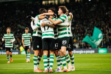 Sporcu Oyuncuları, Liga Portekiz maçında Luis Suarez 'in Estadio Jose Alvalade' deki (Maciej Rogowski / Ball Raw Images) Sporting CP ve Rio Ave FC takımları arasındaki gol üstüne gol atmasını kutlarken görüldü.)