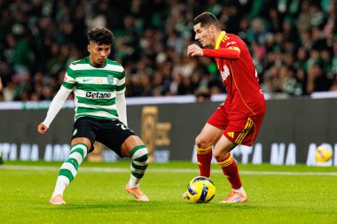 Alisson Santos ve Marios Vrousai, Liga Portekiz maçı sırasında Estadio Jose Alvalade 'de (Maciej Rogowski / Ball Raw Images) Sporting CP ve Rio Ave FC takımları arasında görüldü.)