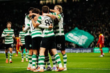 Sporcu Oyuncuları, Liga Portekiz maçında Luis Suarez 'in Estadio Jose Alvalade' deki (Maciej Rogowski / Ball Raw Images) Sporting CP ve Rio Ave FC takımları arasındaki gol üstüne gol atmasını kutlarken görüldü.)