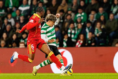 Nelson Abbey ve Maximiliano Araujo, Liga Portekiz maçı sırasında Estadio Jose Alvalade 'de (Maciej Rogowski / Ball Raw Images) Sporting CP ve Rio Ave FC takımları arasında görüldü.)