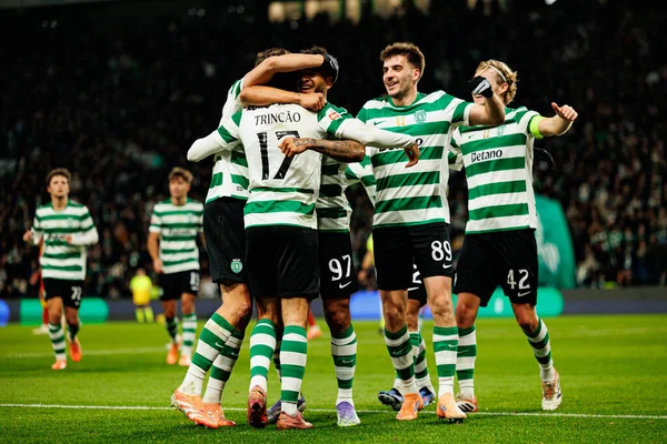 Sporcu Oyuncuları, Liga Portekiz maçında Luis Suarez 'in Estadio Jose Alvalade' deki (Maciej Rogowski / Ball Raw Images) Sporting CP ve Rio Ave FC takımları arasındaki gol üstüne gol atmasını kutlarken görüldü.)