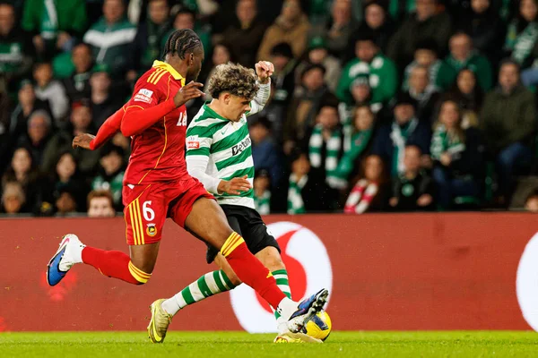 Nelson Abbey ve Maximiliano Araujo, Liga Portekiz maçı sırasında Estadio Jose Alvalade 'de (Maciej Rogowski / Ball Raw Images) Sporting CP ve Rio Ave FC takımları arasında görüldü.)