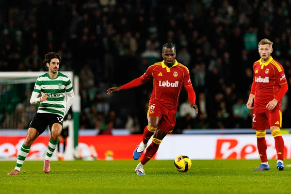 Francisco Trincao ve Nelson Abbey Liga Portekiz maçı sırasında Estadio Jose Alvalade 'de (Maciej Rogowski / Ball Raw Images) Sporting CP ve Rio Ave FC takımları arasında görüldü.)