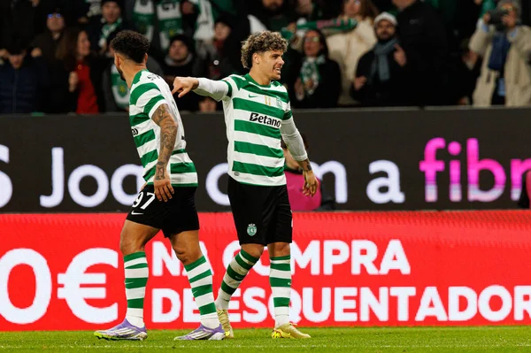 Luis Suarez ve Maximiliano Araujo, Liga Portekiz maçında Estadio Jose Alvalade 'de (Maciej Rogowski / Ball Raw Images) Sporting CP ve Rio Ave FC takımları arasında gol üstüne gol atarken görüldü.)
