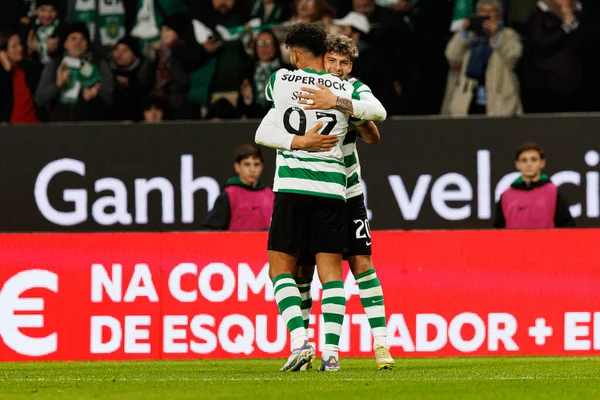 Luis Suarez ve Maximiliano Araujo, Liga Portekiz maçında Estadio Jose Alvalade 'de (Maciej Rogowski / Ball Raw Images) Sporting CP ve Rio Ave FC takımları arasında gol üstüne gol atarken görüldü.)