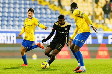 Felix Bacher ve Felipe Lima, Liga Portekiz maçı sırasında Estoril Praia ve FC Alverca takımları arasında Estadio Antonio Coimbra da Mota 'da (Maciej Rogowski / Ball Raw Images) görüldü.)