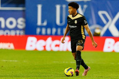Francisco Chissumba Liga Portekiz maçı sırasında Estoril Praia ve FC Alverca takımları arasında Estadio Antonio Coimbra da Mota 'da (Maciej Rogowski / Ball Raw Images)