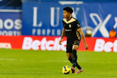 Francisco Chissumba Liga Portekiz maçı sırasında Estoril Praia ve FC Alverca takımları arasında Estadio Antonio Coimbra da Mota 'da (Maciej Rogowski / Ball Raw Images)