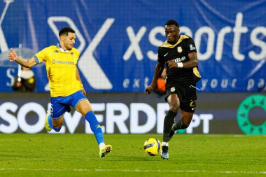 Antef Tsoungi ve Sabit Abdulai, Liga Portekiz maçı sırasında Estoril Praia ve FC Alverca takımları arasında Estadio Antonio Coimbra da Mota 'da (Maciej Rogowski / Ball Raw Images)