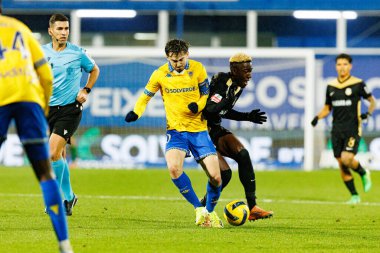 Jordan Holsgrove ve Davy Gui, Liga Portekiz maçı sırasında Estoril Praia ve FC Alverca takımları arasında Estadio Antonio Coimbra da Mota (Maciej Rogowski / Ball Raw Images)