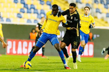 Kevin Boma ve Sandro Lima, Liga Portekiz maçı sırasında Estoril Praia ve FC Alverca takımları arasında Estadio Antonio Coimbra da Mota 'da (Maciej Rogowski / Ball Raw Images) görüldü.)