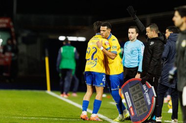 Pedro Carvalho ve Antef Tsoungi, Liga Portekiz maçı sırasında Estoril Praia ve FC Alverca takımları arasında Estadio Antonio Coimbra da Mota 'da (Maciej Rogowski / Ball Raw Images)