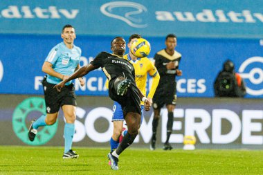 Sabit Abdulai, Liga Portekiz maçı sırasında Estoril Praia ve FC Alverca takımları arasında Estadio Antonio Coimbra da Mota 'da (Maciej Rogowski / Ball Raw Images) görüldü.)